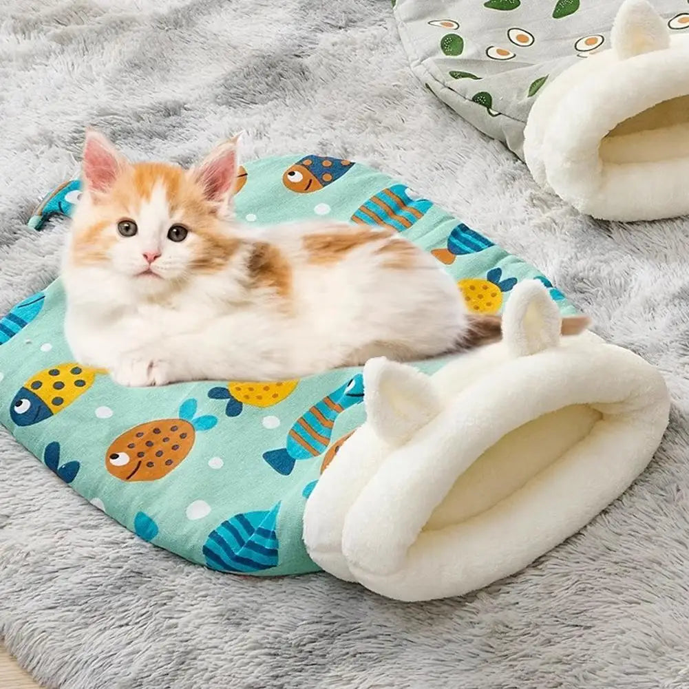 Gatito sobre el saco de peces